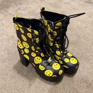 Delias Smiley-face Platform Boots